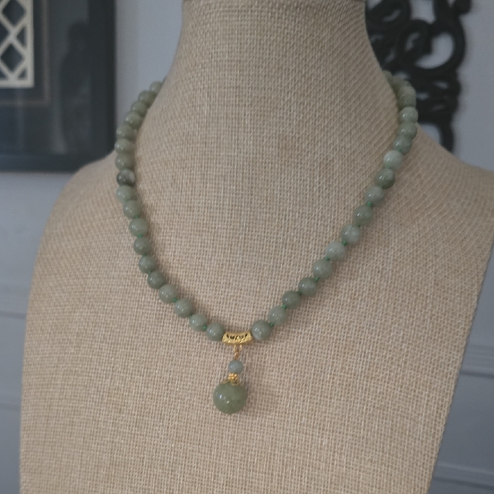 Chic Gemstone Jade Coloured Beaded Necklace with Gold Accent
